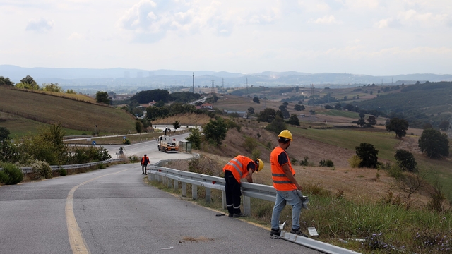 Sakarya'da çelik oto korkuluk montajına başlandı