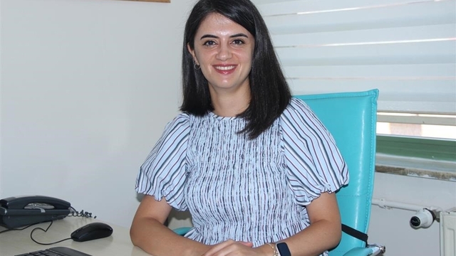 Uzmanı uyardı: Vedayı uzatmayın, gizlice gitmeyin!
Okula ilk kez başlayacak çocukların yaşayabileceği kaygıya dikkat çeken Uzman Dr. Zelal Şahin Cingiler, velilerin vedalaşmayı uzatmaması, çocuklarından gizlice ayrılmaması ve kendi endişelerini çocuklara yansıtmaması gerektiğini söyledi