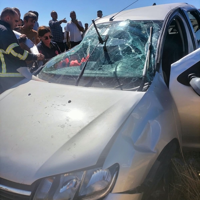 Diyarbakır'da otomobil takla attı: 3 yaralı