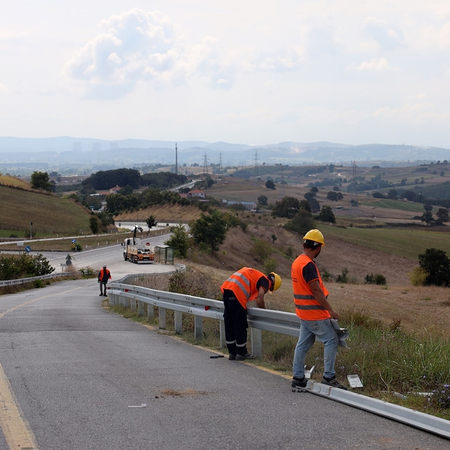 Sakarya'da çelik oto korkuluk montajına başlandı