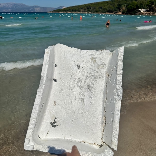 Çeşme'de denizi köpük kutular bastı