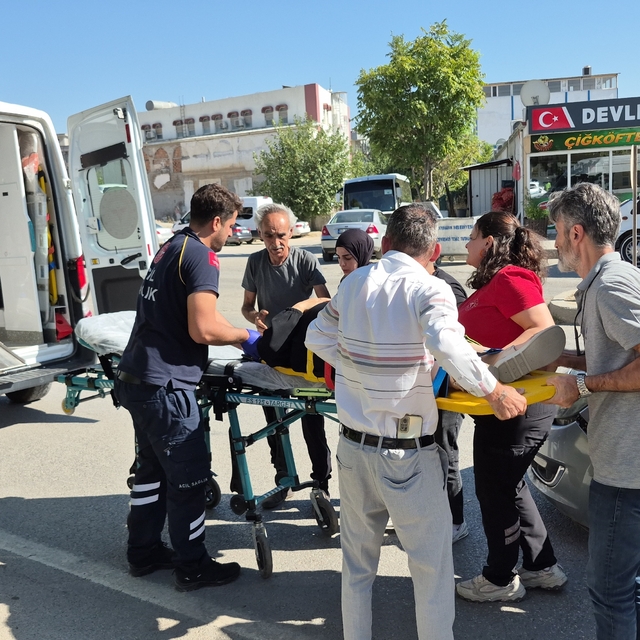 Otomobil yaya geçidinde yayaya çarptı: 1 yaralı