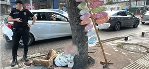 Pamuk şekerci sokak ortasında sızdı