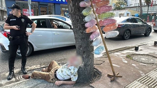 Pamuk şekerci sokak ortasında sızdı