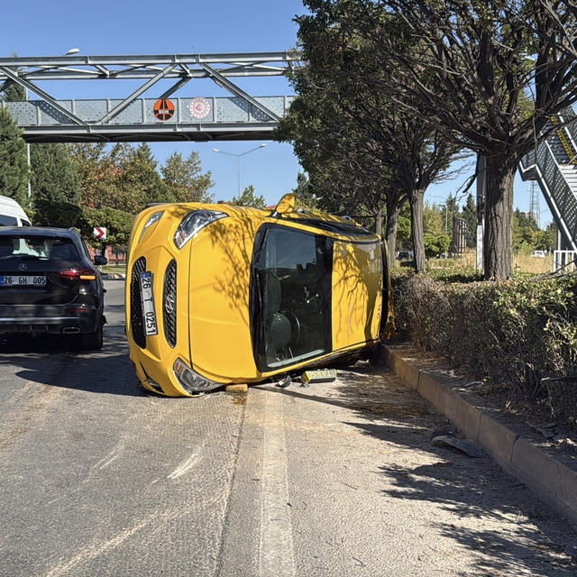 Eskişehir'de ticari taksi ile SUV çarpıştı: 2 sürücü yaralandı