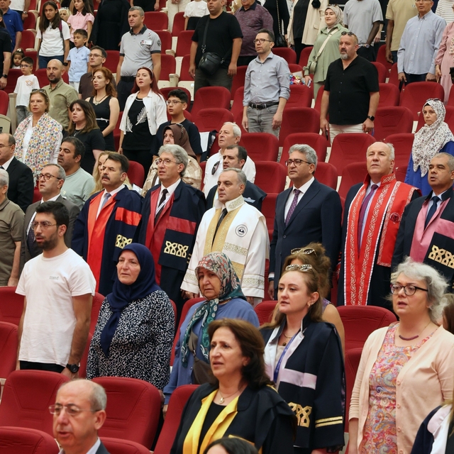 ERÜ'de lisansüstü mezuniyet sevinci yaşandı