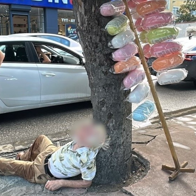 Pamuk şekerci sokak ortasında sızdı