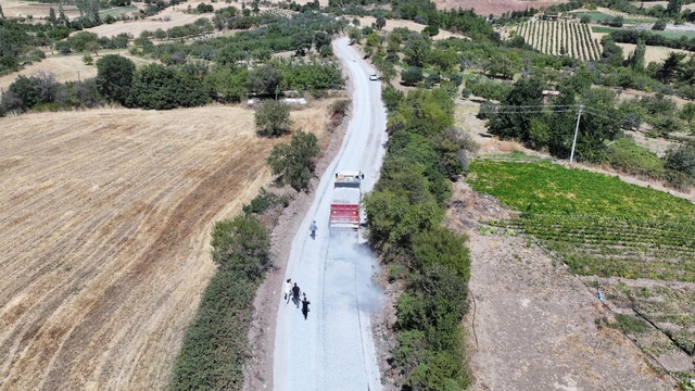 Manisa'da 1999'da açılan yol 27 yıl sonra asfaltla buluştu