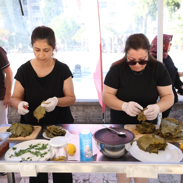 Gastronomi Çarşısı'nda 'En Güzel Sarma' yarışması