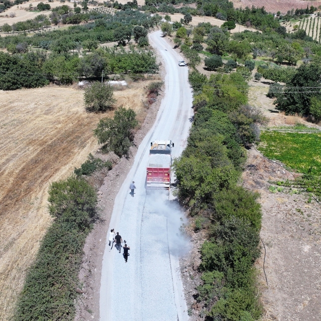 Manisa'da 1999'da açılan yol 27 yıl sonra asfaltla buluştu