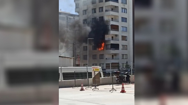 Şanlıurfa'da 8 katlı binada yangın: Bina sakinleri tahliye edildi