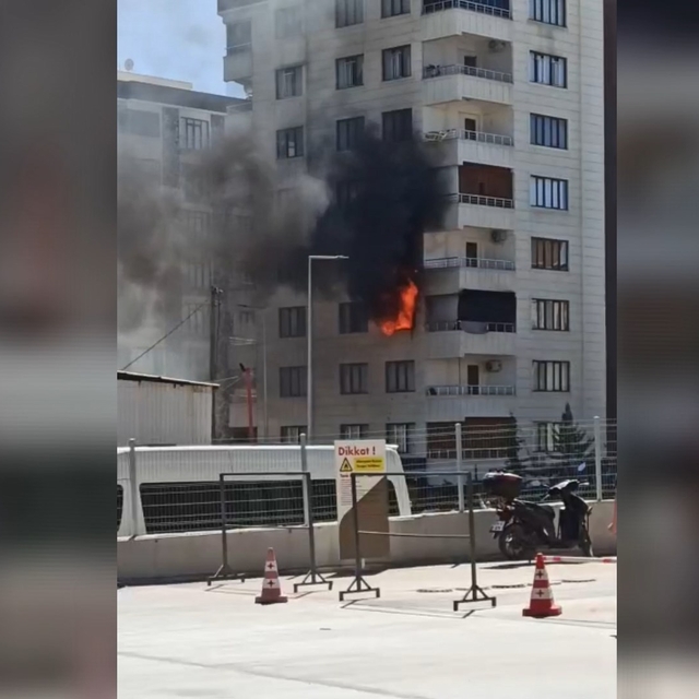 Şanlıurfa'da 8 katlı binada yangın: Bina sakinleri tahliye edildi