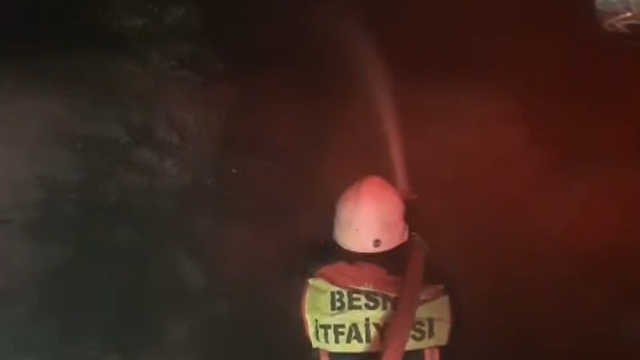 Adıyaman'da iki katlı ev alev alev yandı