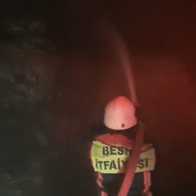 Adıyaman'da iki katlı ev alev alev yandı