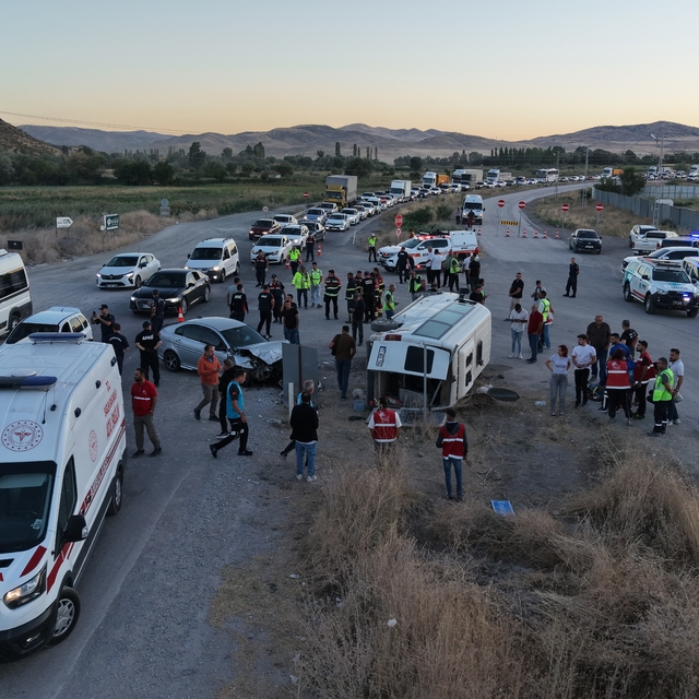Kırıkkale'de işçi servisi ile otomobil çarpıştı: 14 yaralı