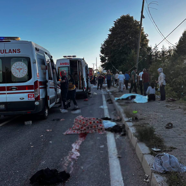 Akçakoca'da TIR ile patpat çarpıştı: 4 ölü, 9 yaralı