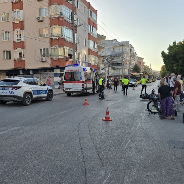 Motosiklet yayaya çarptı: 2 yaralı