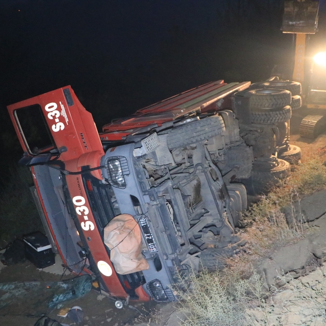 Orman yangınına müdahale eden arazöz devrildi: 2 işçi yaralandı