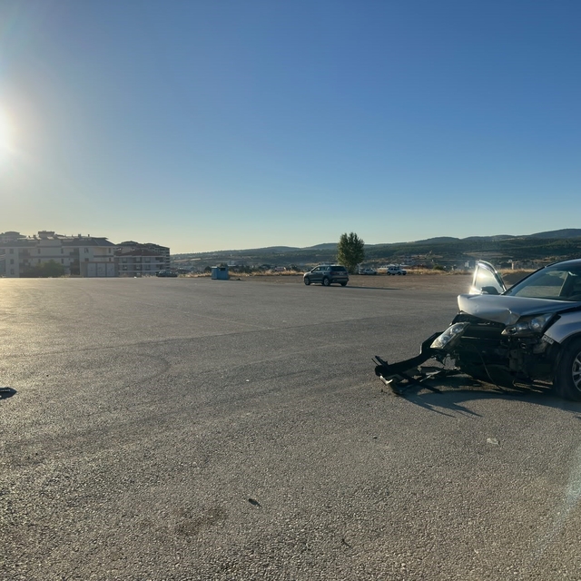 Uşak'ta iki otomobil çarpıştı: 1'i çocuk 3 kişi yaralandı
