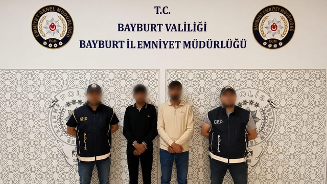 Bayburt'ta 2 düzensiz göçmen sahte yol izin belgesiyle yakalandı
