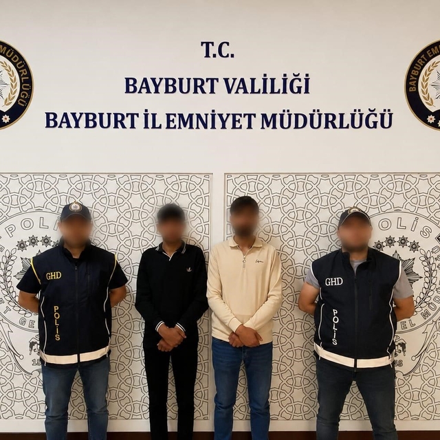 Bayburt'ta 2 düzensiz göçmen sahte yol izin belgesiyle yakalandı