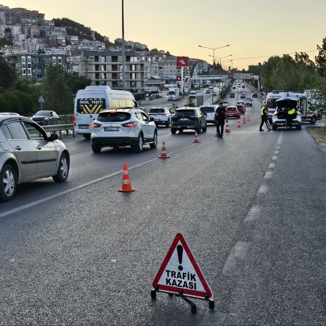 Otomobille çarpışan motosikletin sürücü yaralandı