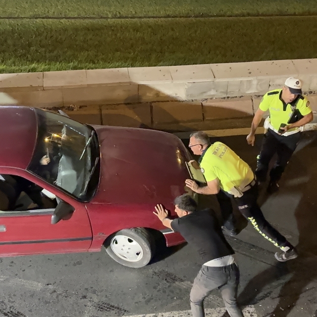 Kayseri'de polisin özverili çalışması, trafiğin kilitlenmesinin önüne geçti