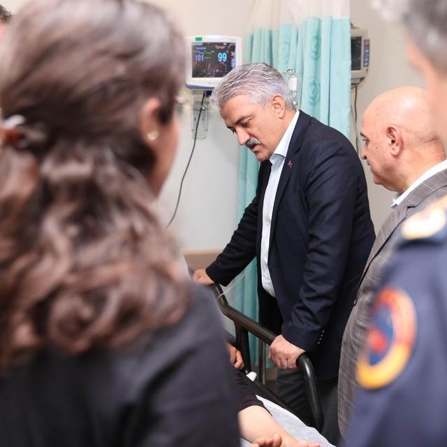 Akçakoca'daki kazada yaralananları Vali Makas ziyaret etti
