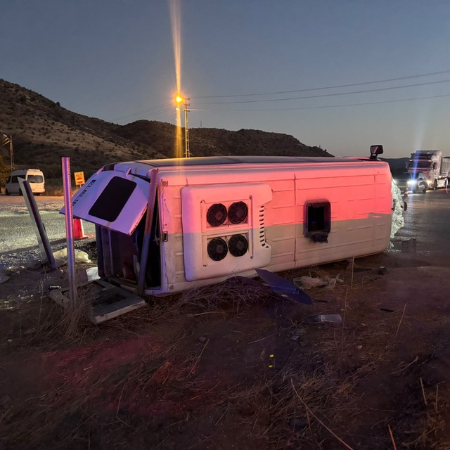 Kırıkkale'de işçi servisi ile otomobilin çarpıştığı kazada 14 kişi yaraland...