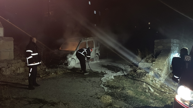 Niğde'de park halindeki araç yandı