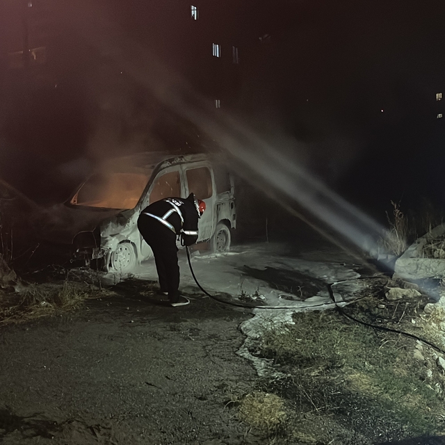 Niğde'de park halindeki araç yandı