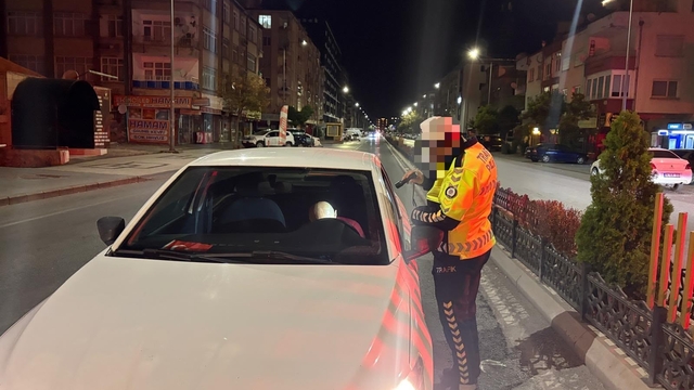 Kayseri'de otomobiliyle uyuyakalan sürücüye 25 bin TL idari para cezası yazıldı
Yolun ortasında sızan alkollü sürücü, uyandırıldıktan sonra geri uyudu