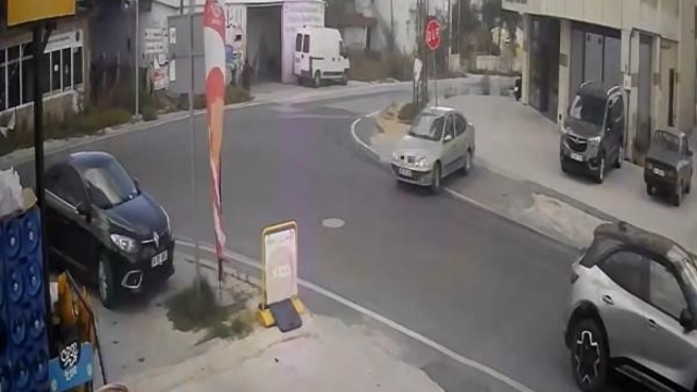 Geri manevra yaparken "DUR" tabelasına çarptı, öfkesini tabeladan çıkardı
