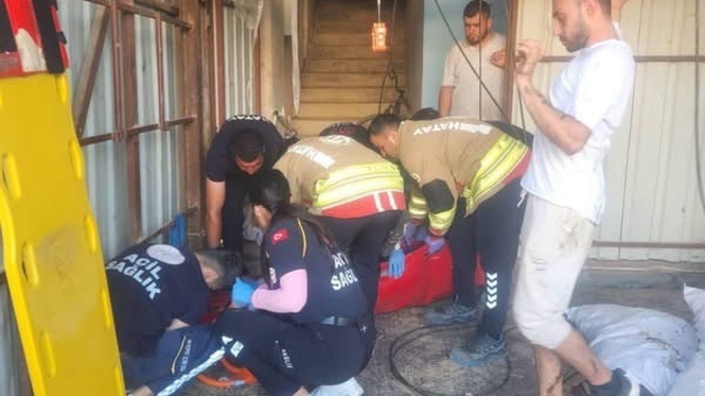 Antakya'da yük asansörü düştü: 1 yaralı