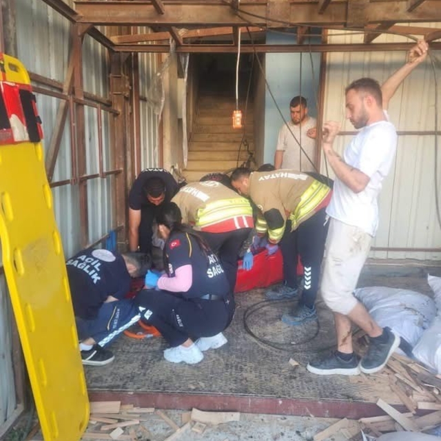 Antakya'da yük asansörü düştü: 1 yaralı