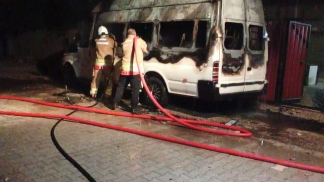 Hatay'da minibüs alevlere teslim oldu