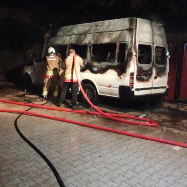Hatay'da minibüs alevlere teslim oldu