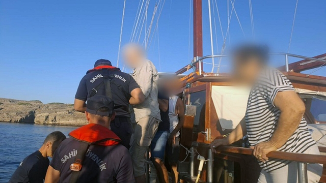 Bodrum ve Marmaris'te ticari yatlarda rahatsızlanan iki kişinin tıbbi tahliyesi yapıldı