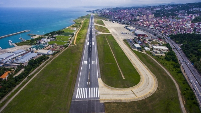 Tamamlandığında Türkiye'de 3. dünyada ise deniz dolgusu üzerine inşa edilen 6. havalimanı olacak
10 milyon yolcu kapasiteli 45 milyar 650 milyon liraya mal olması beklenen Trabzon Yeni Havalimanı için 97 milyon ton deniz dolgusu yapılması planlanıyor
Çevre, Şehircilik ve İklim Değişikliği Bakanlığı tarafından 'ÇED olumlu' kararı verilen yeni havalimanının deniz sondajlarının tamamlanmasının ardından temeli atılacak
