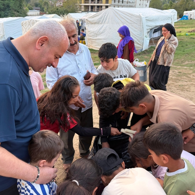 Başkan Yılmaz Yıldız, mevsimlik tarım işçilerinin çocuklarıyla buluştu