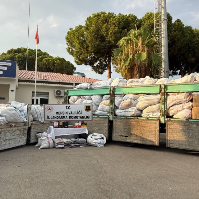 Piyasa değeri 50 milyon TL: Kaçak 20 binden fazla kıyafet ele geçirildi