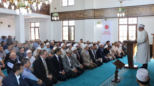 Eski cami korundu, yenisi ibadete açıldı