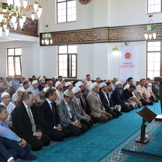 Eski cami korundu, yenisi ibadete açıldı