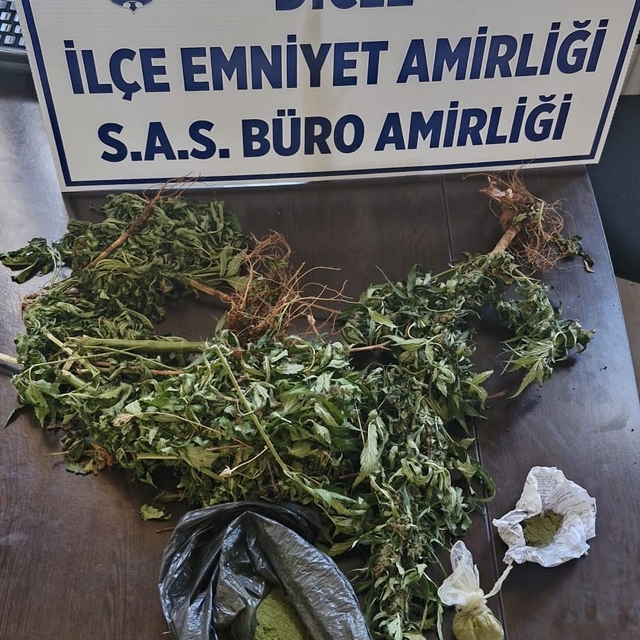 Polisin 'dur' ihtarına uymadı, üzerinde ve evinde uyuşturucu çıktı