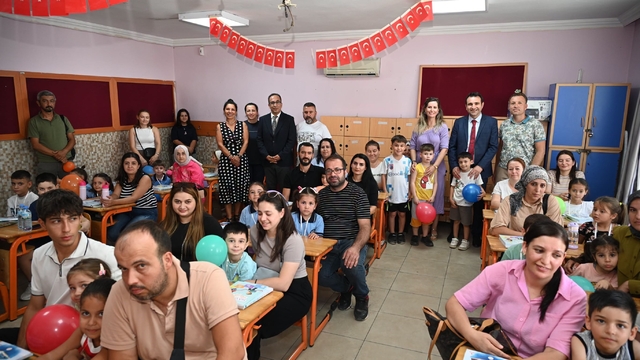 Aydın'da okula ilk adım atan minikler yalnız kalmadı