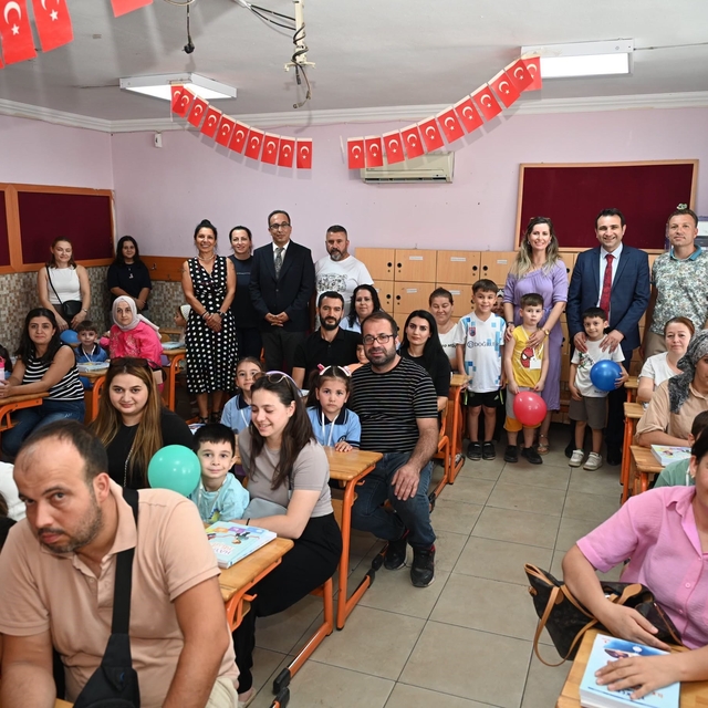 Aydın'da okula ilk adım atan minikler yalnız kalmadı