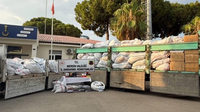 Mersin'de 50 milyon TL'lik kaçak giyim operasyonu