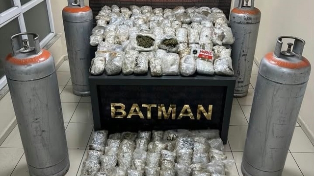 Batman'da sanayi tüplerine zulalanmış 87,5 kilo skunk ele geçirildi