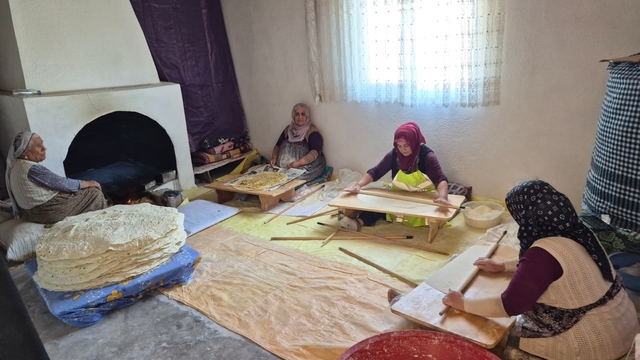 Yozgat'ta imece usulü kışlık yufka ekmek hazırlığı sürüyor