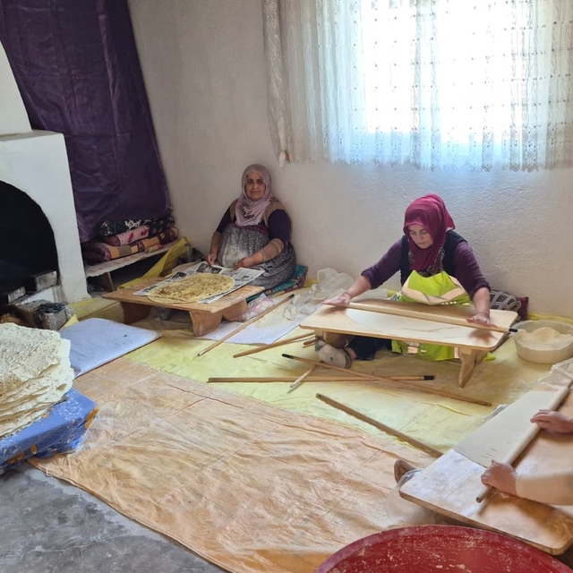 Yozgat'ta imece usulü kışlık yufka ekmek hazırlığı sürüyor